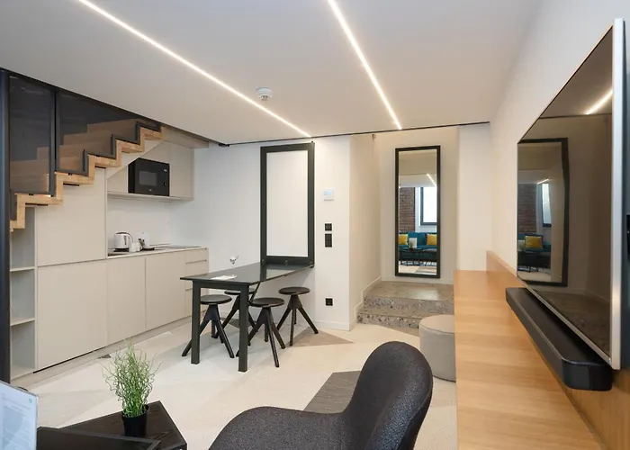 Fesh Lofts, 10min To Center, Ac & Kitchen 4*